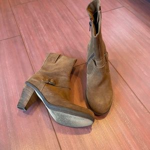 La Canadienne suede ankle boot